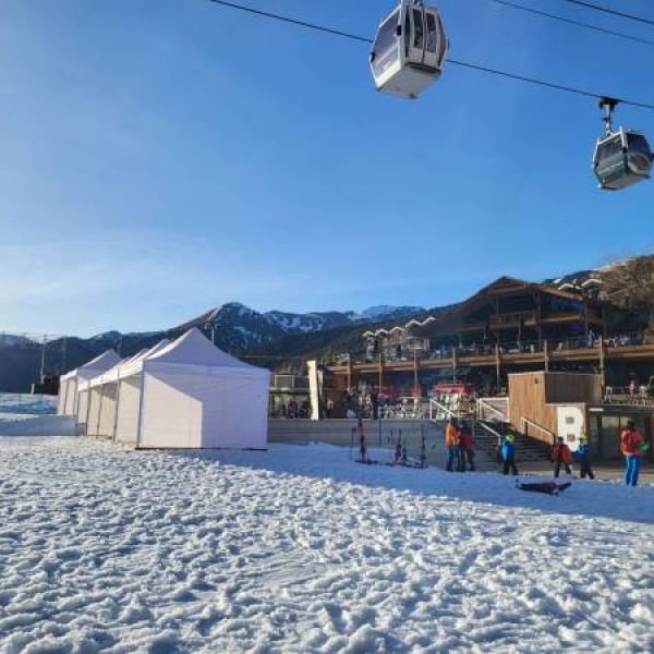 Carpa plegable para eventos en la nieve